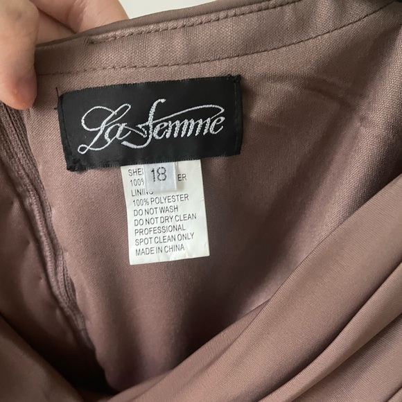 La Femme Ruched Jersey Column Gown in Cocoa, Size 18 - Picture 7 of 8